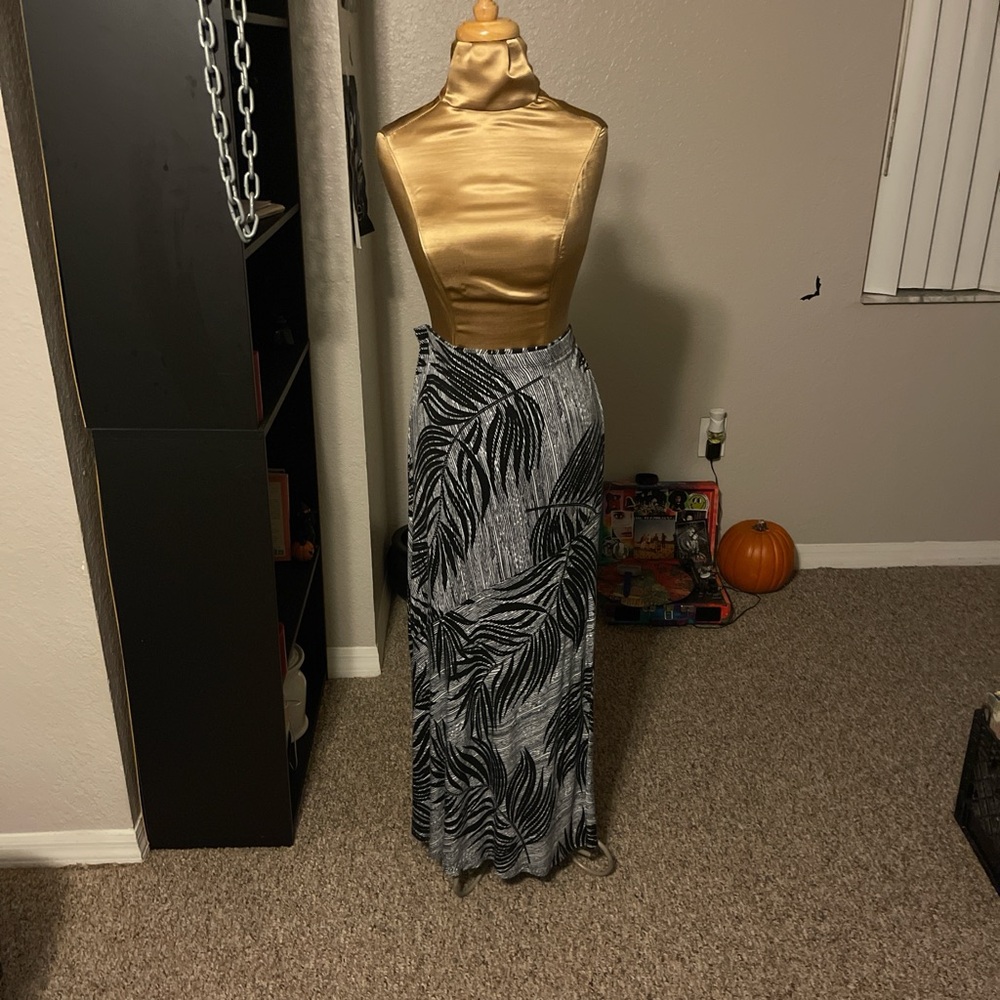 Elegant Black and Gray Leaf Print Maxi Skirt